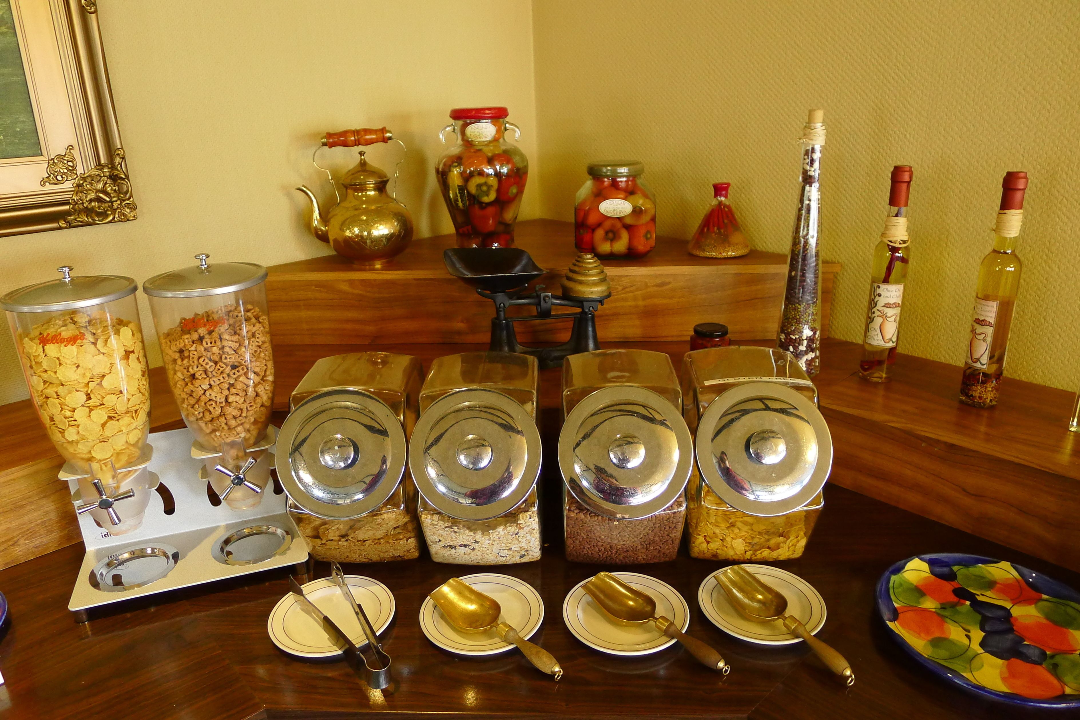 Una mesa de buffet con diferentes recipientes de comida y utensilios para servir.