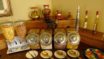 Una mesa de buffet con diferentes recipientes de comida y utensilios para servir.