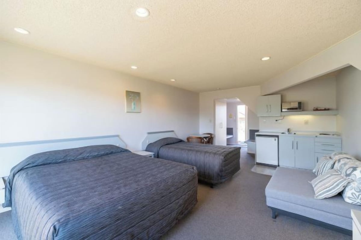 Desk, soundproofing, iron/ironing board, free WiFi