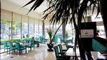 4 restaurants, breakfast served