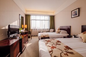 Executive Room | Minibar, desk, blackout drapes, iron/ironing board