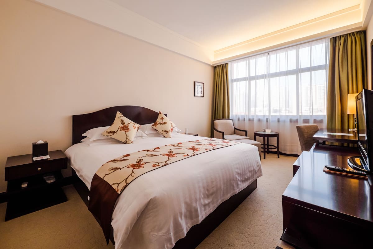 Deluxe Suite | Minibar, desk, blackout drapes, iron/ironing board