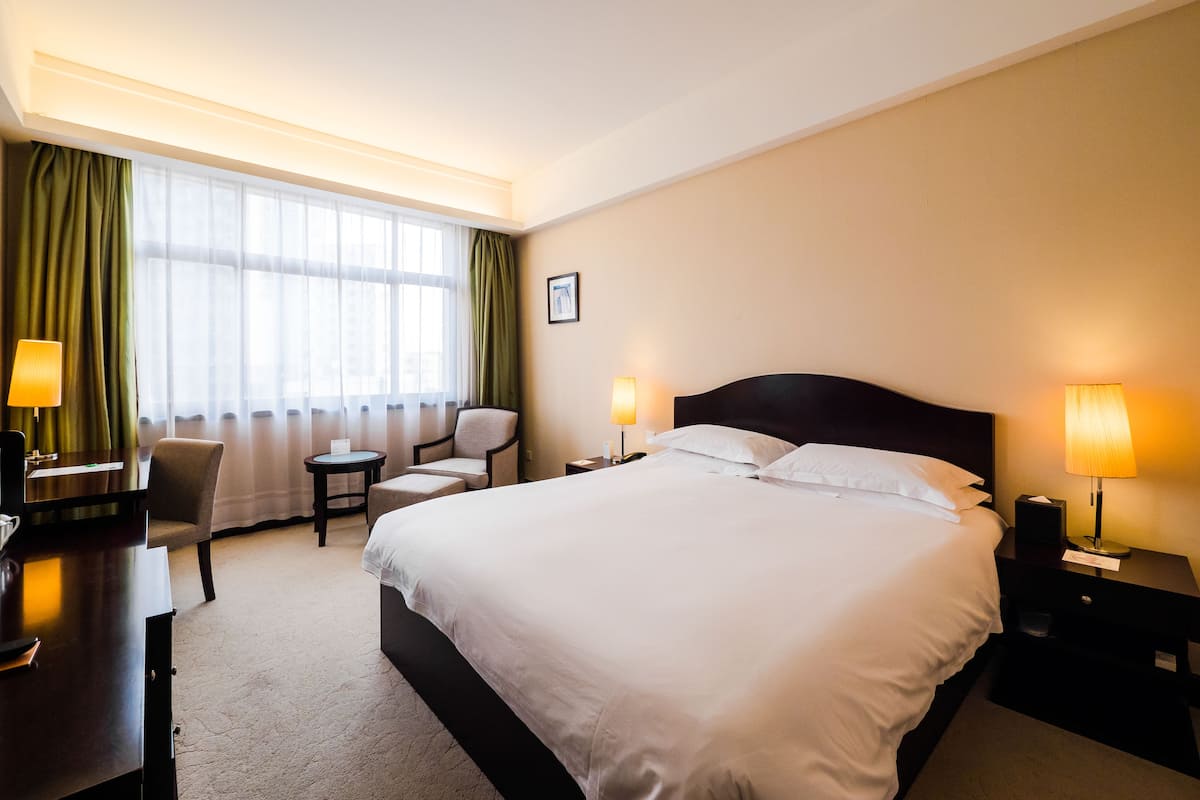 Deluxe Room | Minibar, desk, blackout drapes, iron/ironing board