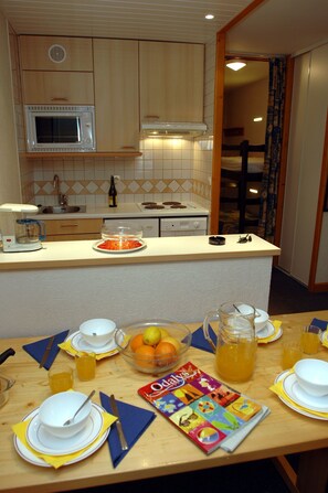 Réfrigérateur, micro-ondes, plaque de cuisson, bouilloire électrique