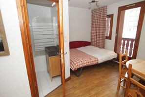 1 bedroom, soundproofing, cots/infant beds, bed sheets