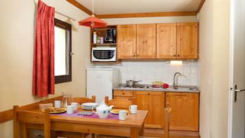 Réfrigérateur, micro-ondes, plaque de cuisson, lave-vaisselle