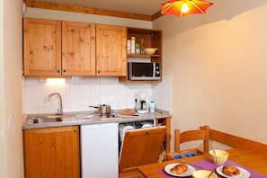 Studio | Private kitchen | Fridge, microwave, stovetop, dishwasher