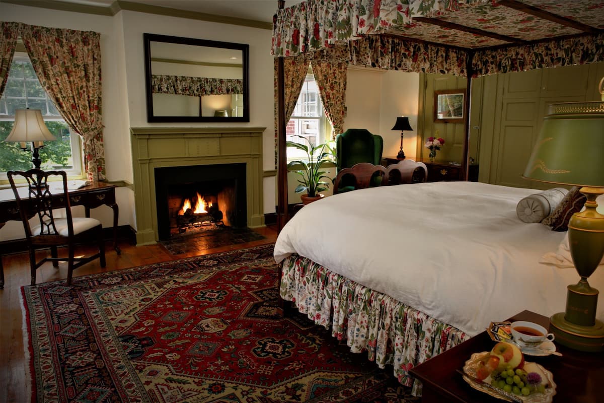 Signature Room, 1 Bedroom, Fireplace | 1 bedroom, soundproofing, iron/ironing board, free WiFi