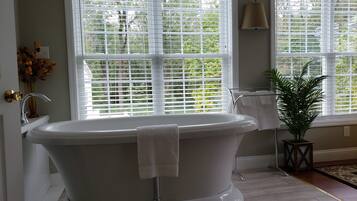 Presidential Room | Private spa tub