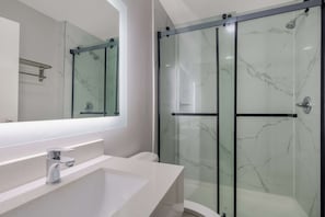 Articles de toilette gratuits, sĂšche-cheveux, serviettes fournies