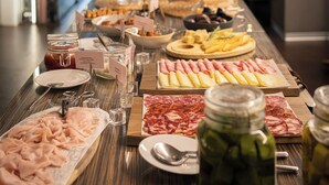 Un tavolo da buffet con diversi cibi e condimenti.