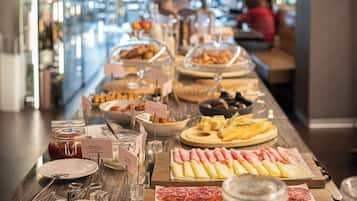 Se ofrece un desayuno bufé (14 EUR por persona)