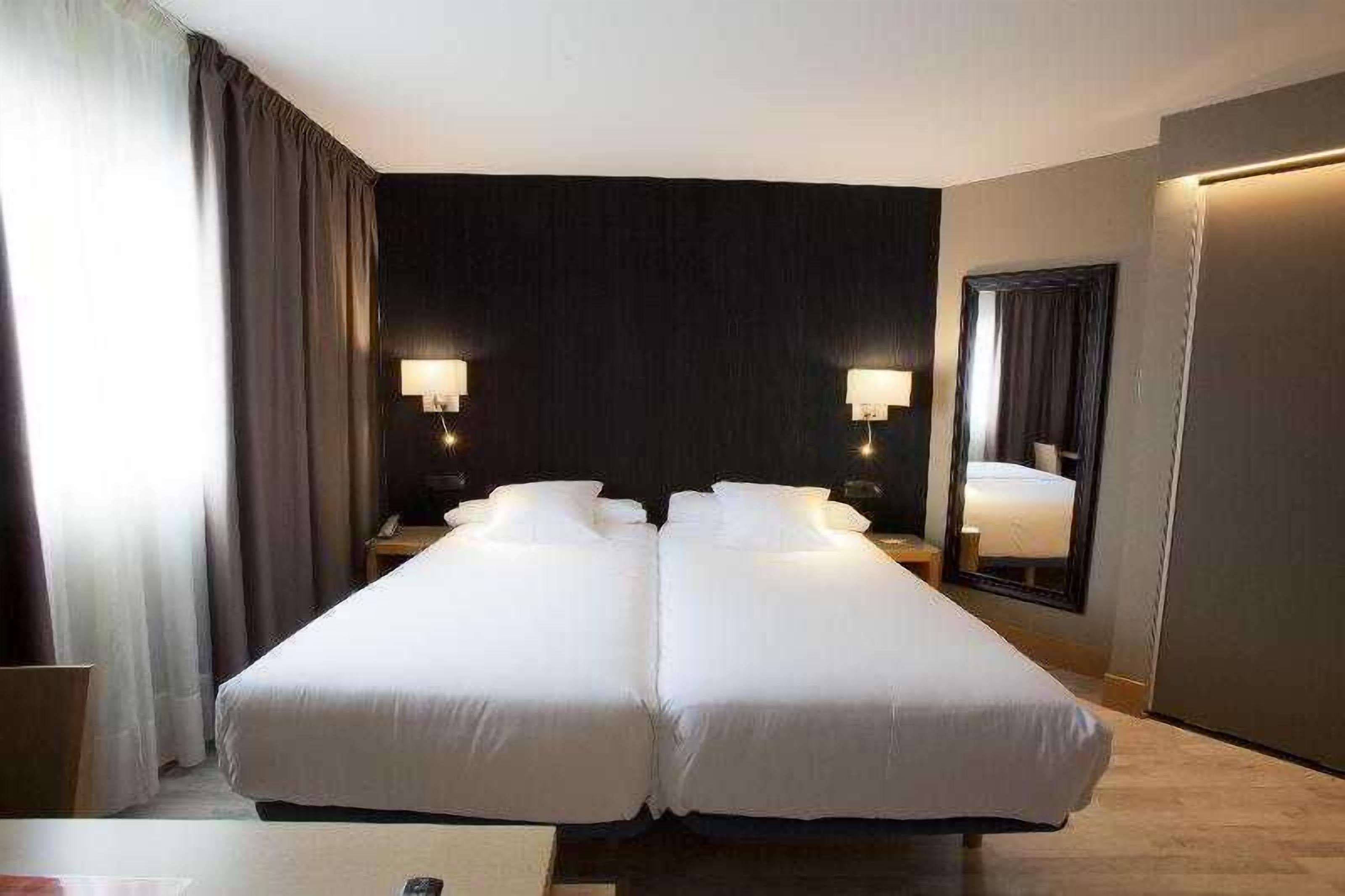 Bộ đồ giường cao cấp, minibar, két bảo mật tại phòng 