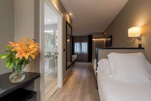 Habitación cuádruple familiar | Ropa de cama de alta calidad, minibar, caja fuerte