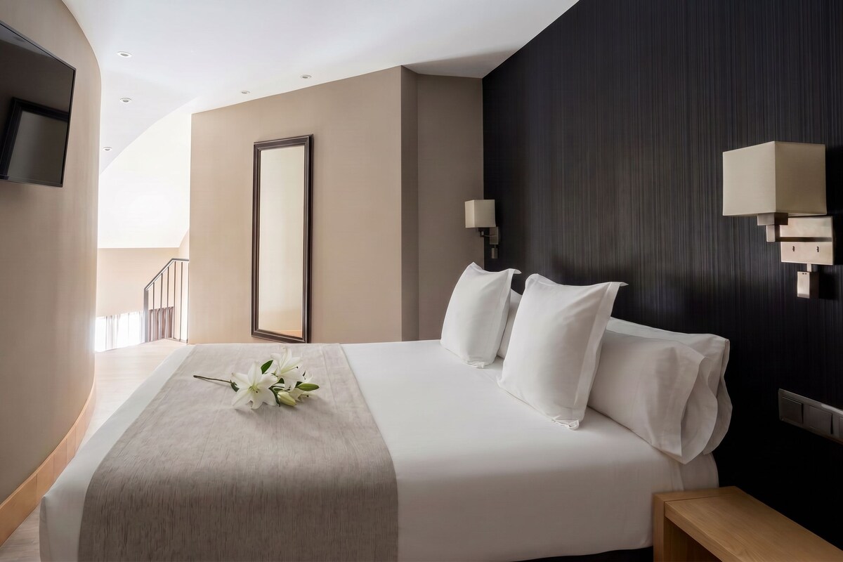Junior Suite, Balcony, City View | Premium bedding, minibar, in-room safe, desk