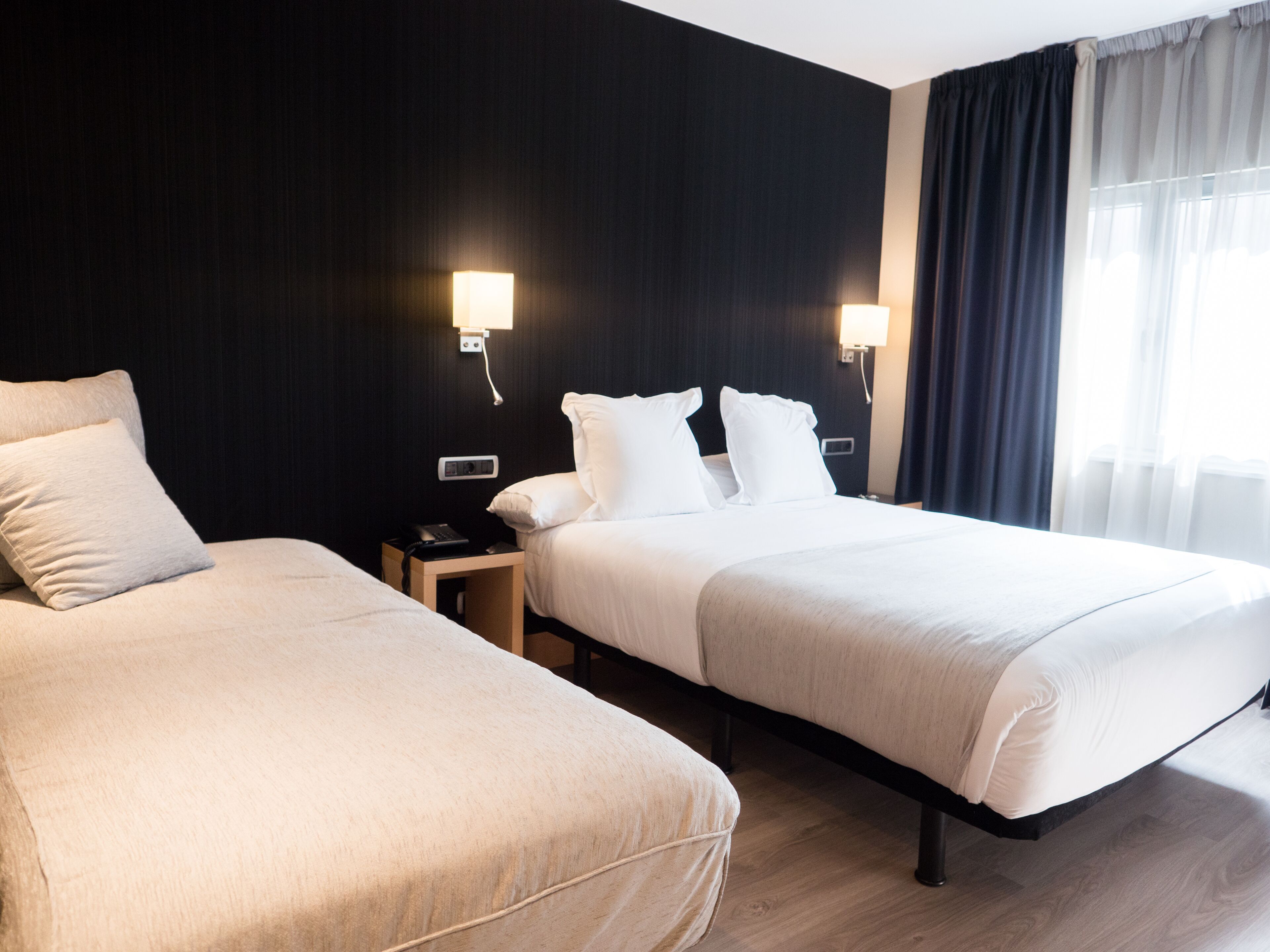 Bộ đồ giường cao cấp, minibar, két bảo mật tại phòng 
