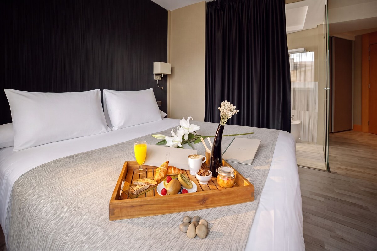 Premium Double Room, City View | Premium bedding, minibar, in-room safe, desk