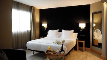 Suite junior, balcón, vistas a la ciudad | 1 dormitorio, ropa de cama de alta calidad, minibar y caja fuerte