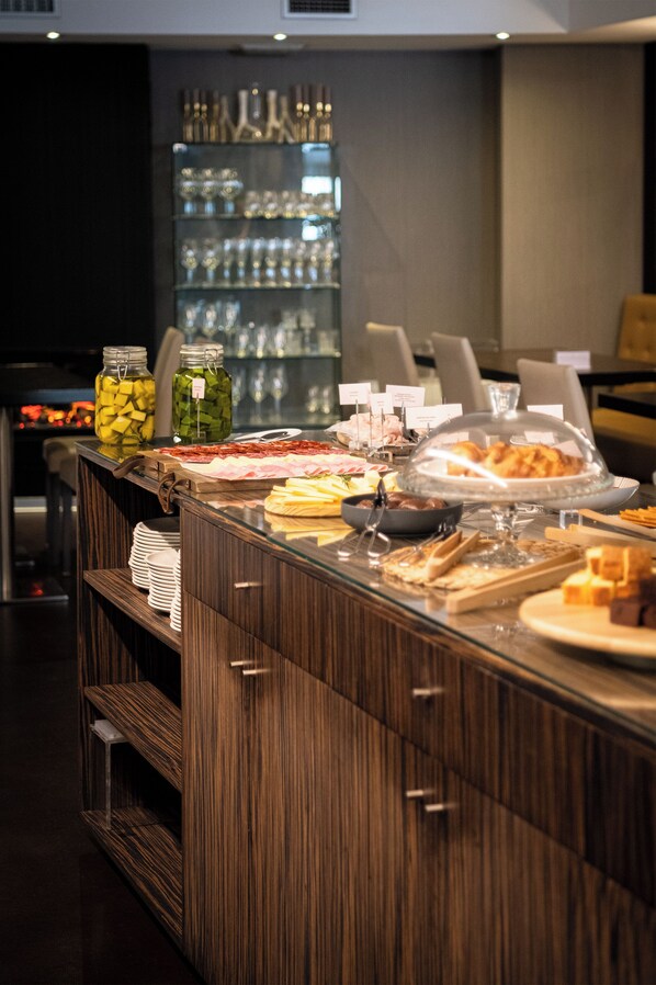 Un mostrador de buffet con diversos alimentos y condimentos.