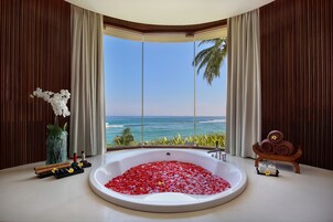 Salas de tratamiento para parejas, una bañera de hidromasaje