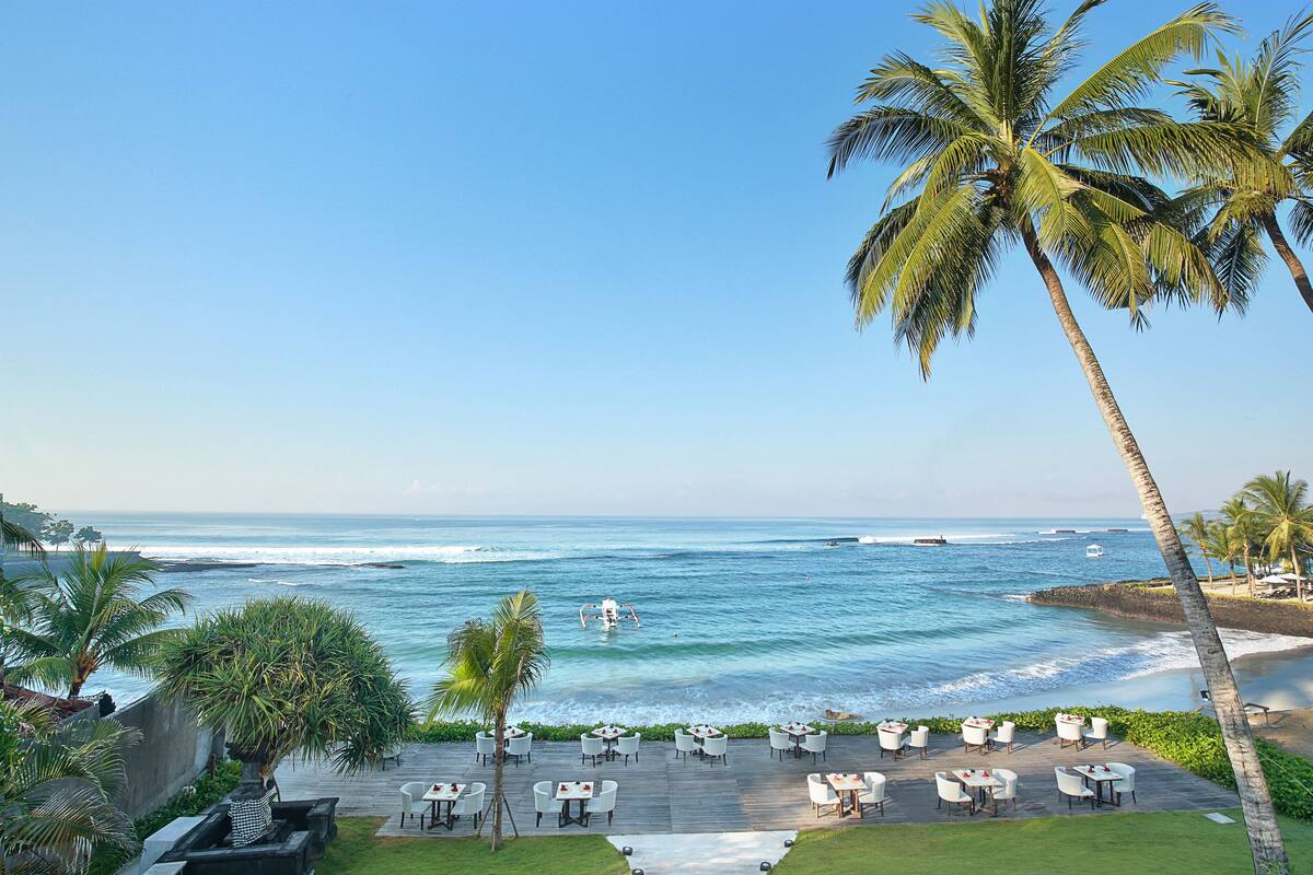 3 restaurants, breakfast, lunch, dinner served; indonesian cuisine