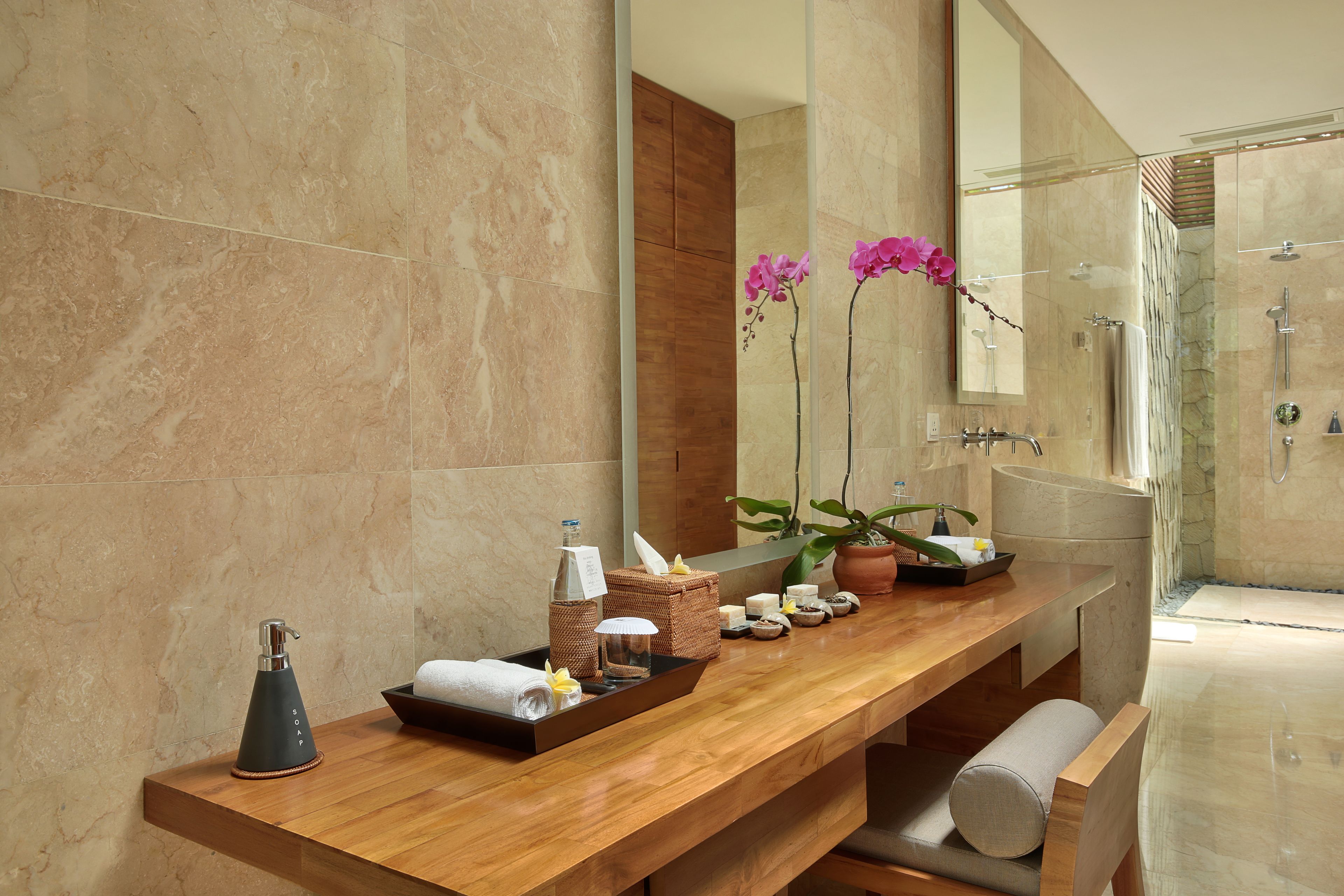 combined shower/bathtub, free toiletries, hair dryer, slippers