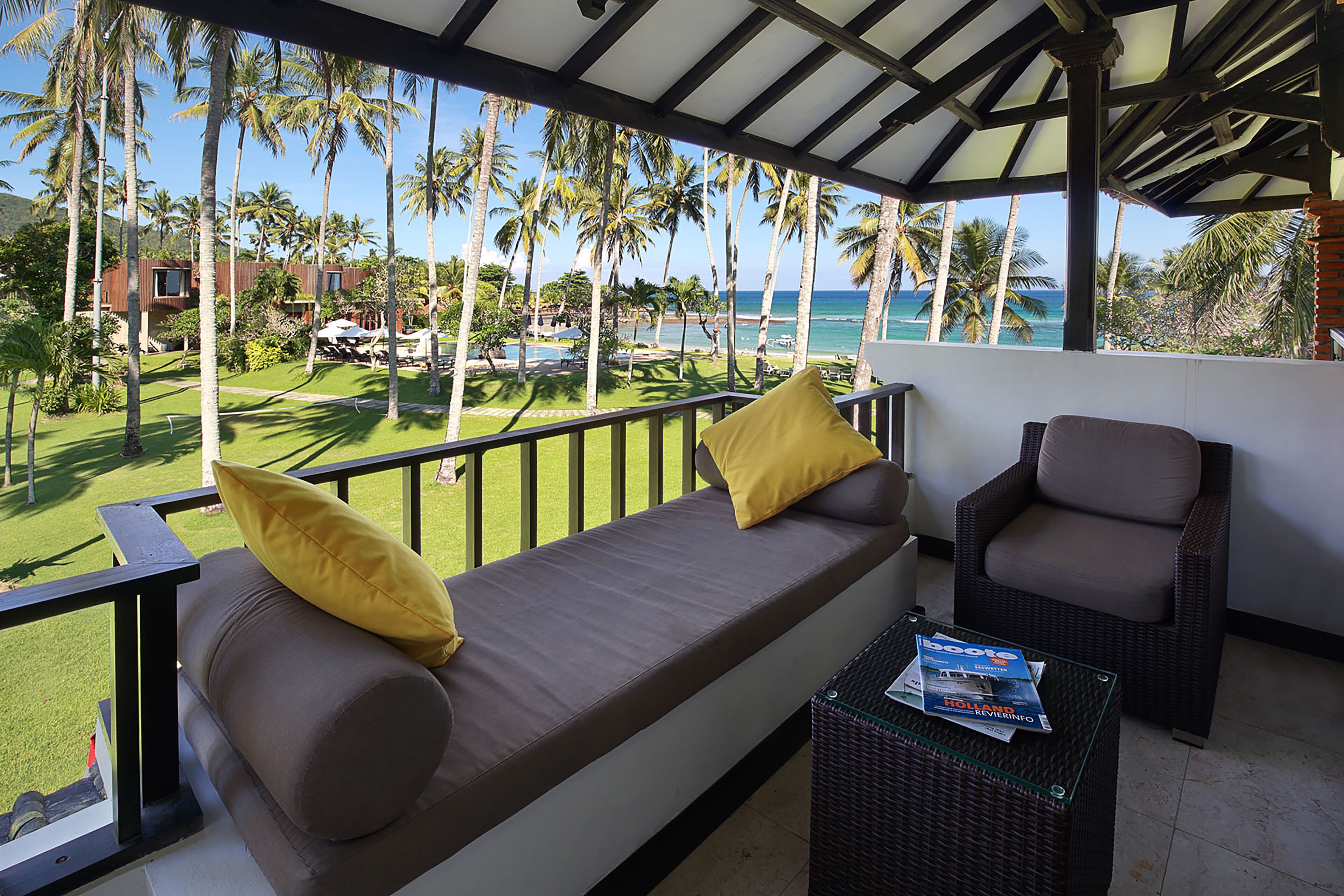 Deluxe Ocean Room | Een minibar, een kluis op de kamer, een bureau, een laptopwerkplek