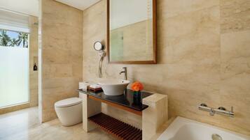 Un baño moderno con inodoro, lavabo y bañera.