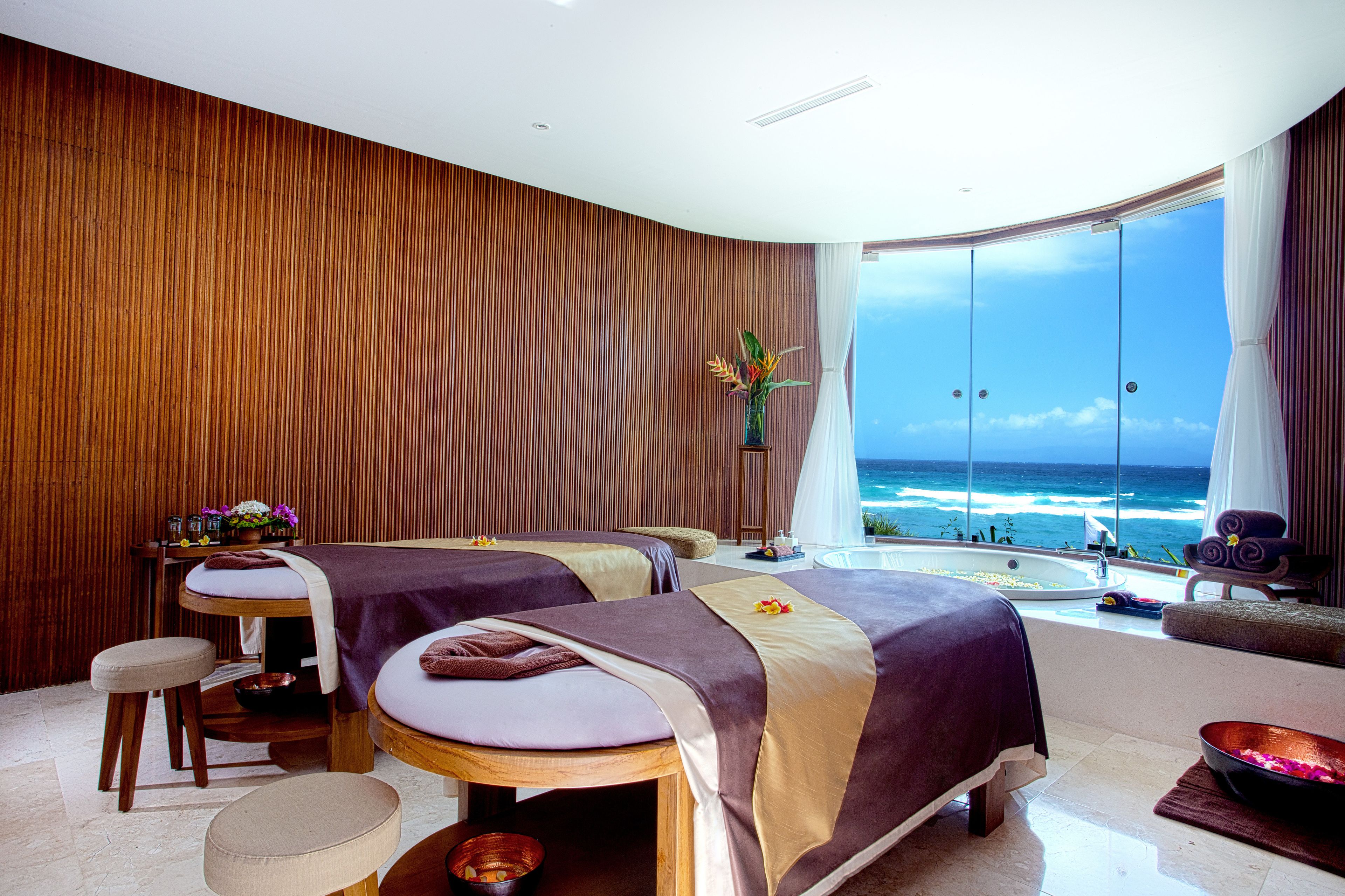 Couples treatment rooms, hot tub, body treatments, aromatherapy