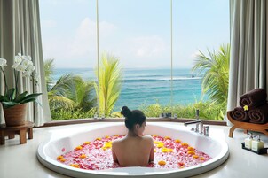 Bañera de hidromasaje cubierta