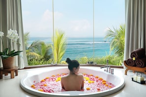 Bañera de hidromasaje cubierta