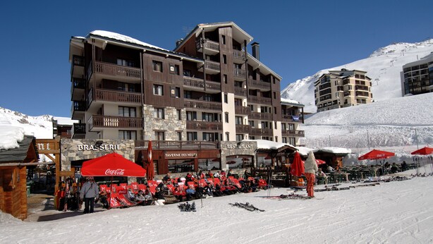 A multi-story hotel with balconies, a brasserie, and a restaurant. - Résidence le Rond Point des Pistes (Tignes)