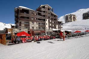 Un hôtel à plusieurs étages doté de balcons, d’une brasserie et d’un restaurant.
