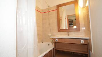 Bathtub, towels