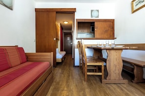 Studio | Living area | 1-inch TV with digital channels - Odalys Residence le hameau du Borsat (Tignes)