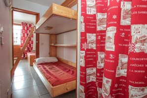 1 Schlafzimmer, Babybetten, Bettwäsche