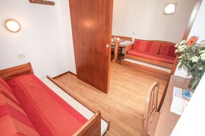 Cribs/infant beds, bed sheets
