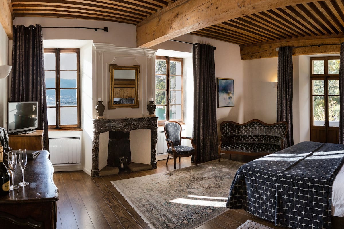 suite, 1 king bed | premium bedding, minibar, in-room safe, individually decorated