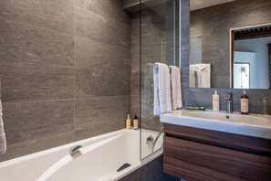 Habitación estándar con 1 cama matrimonial o 2 individuales, en el área del jardín | Baño | Amenidades de baño gratuitas, secadora de cabello, batas, pantuflas 