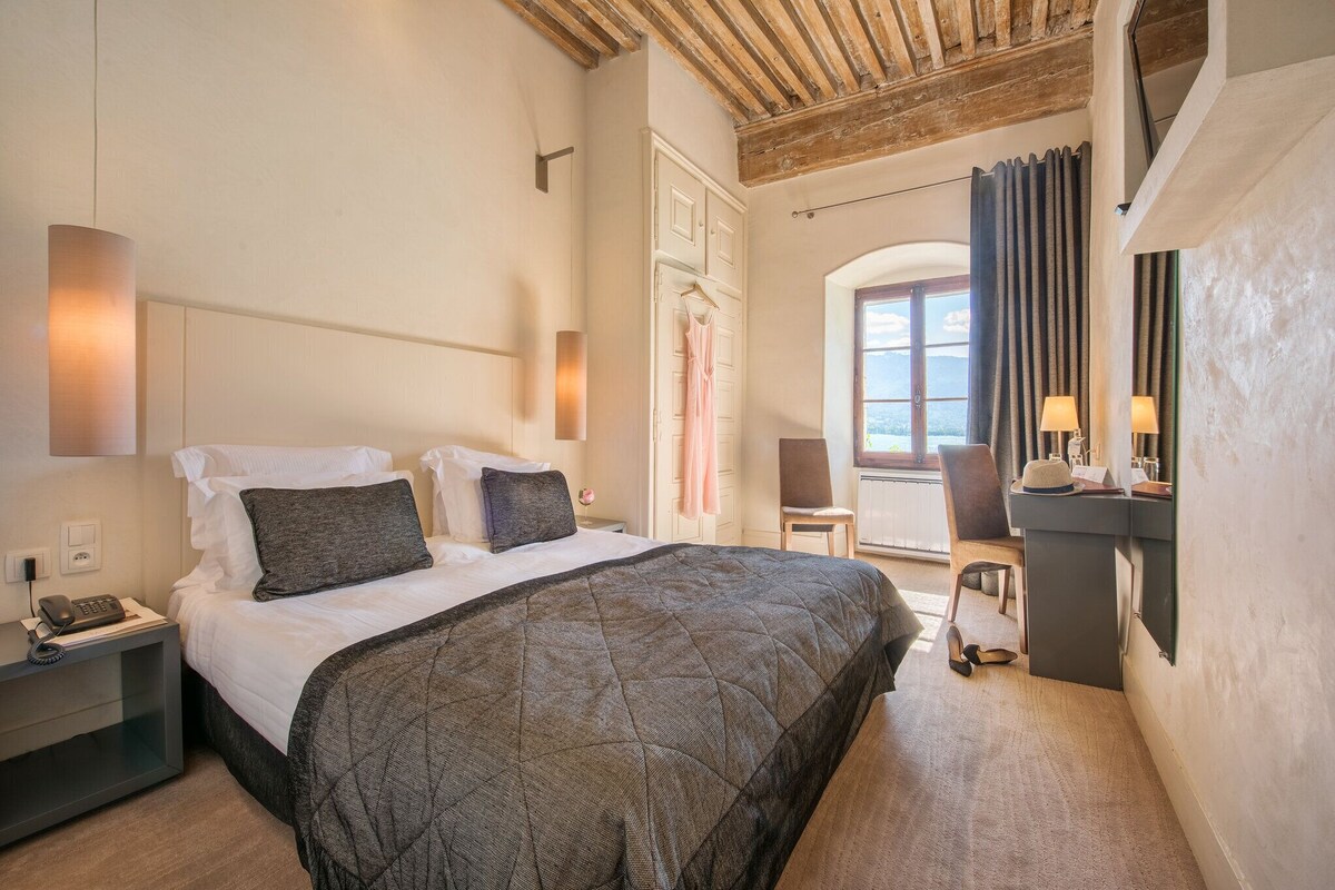 Ropa de cama de alta calidad, minibar, caja fuerte y escritorio