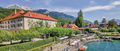 Enjoy lakeside views and tranquil surroundings from the comfort of this picturesque promenade.