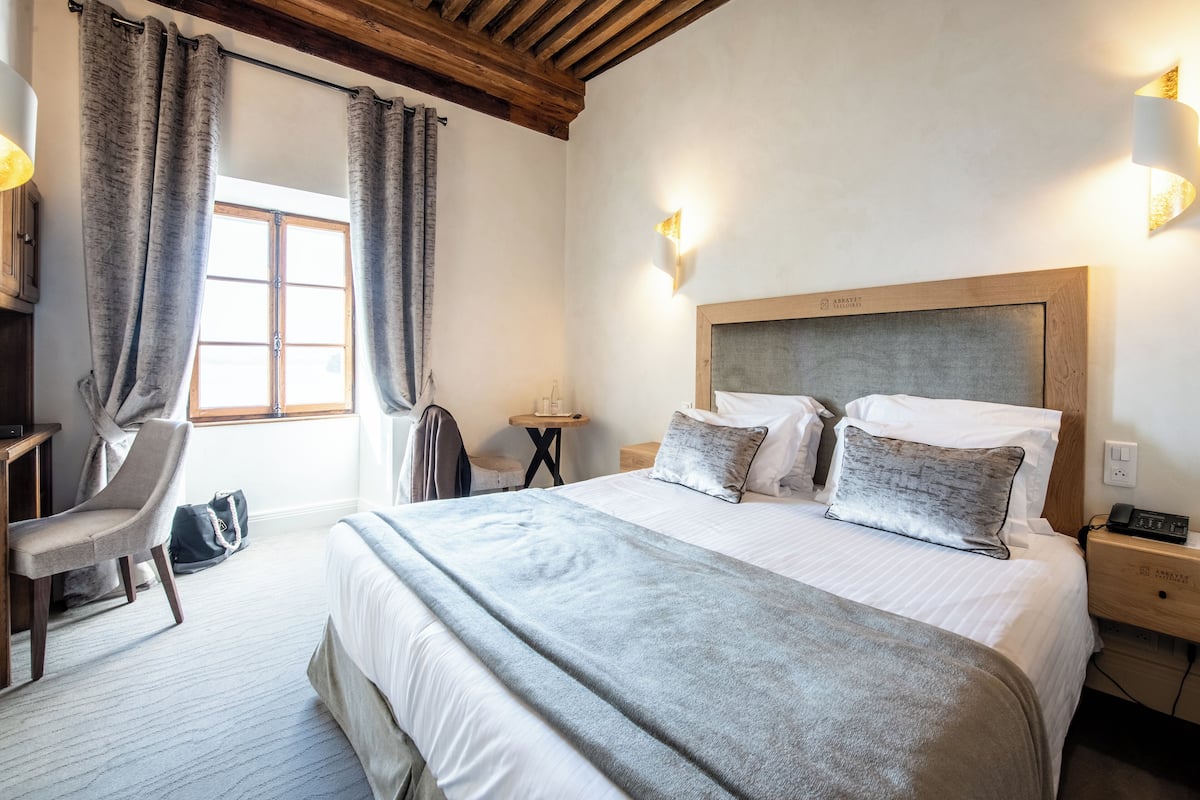 Standard Double or Twin Room, Lake View | Premium bedding, minibar, in-room safe, desk