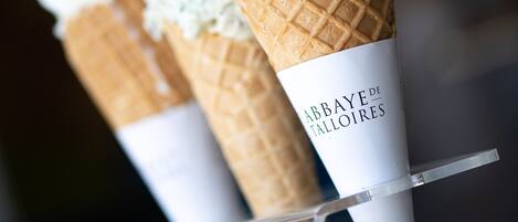 Tres helados de diferentes sabores sobre un expositor transparente.