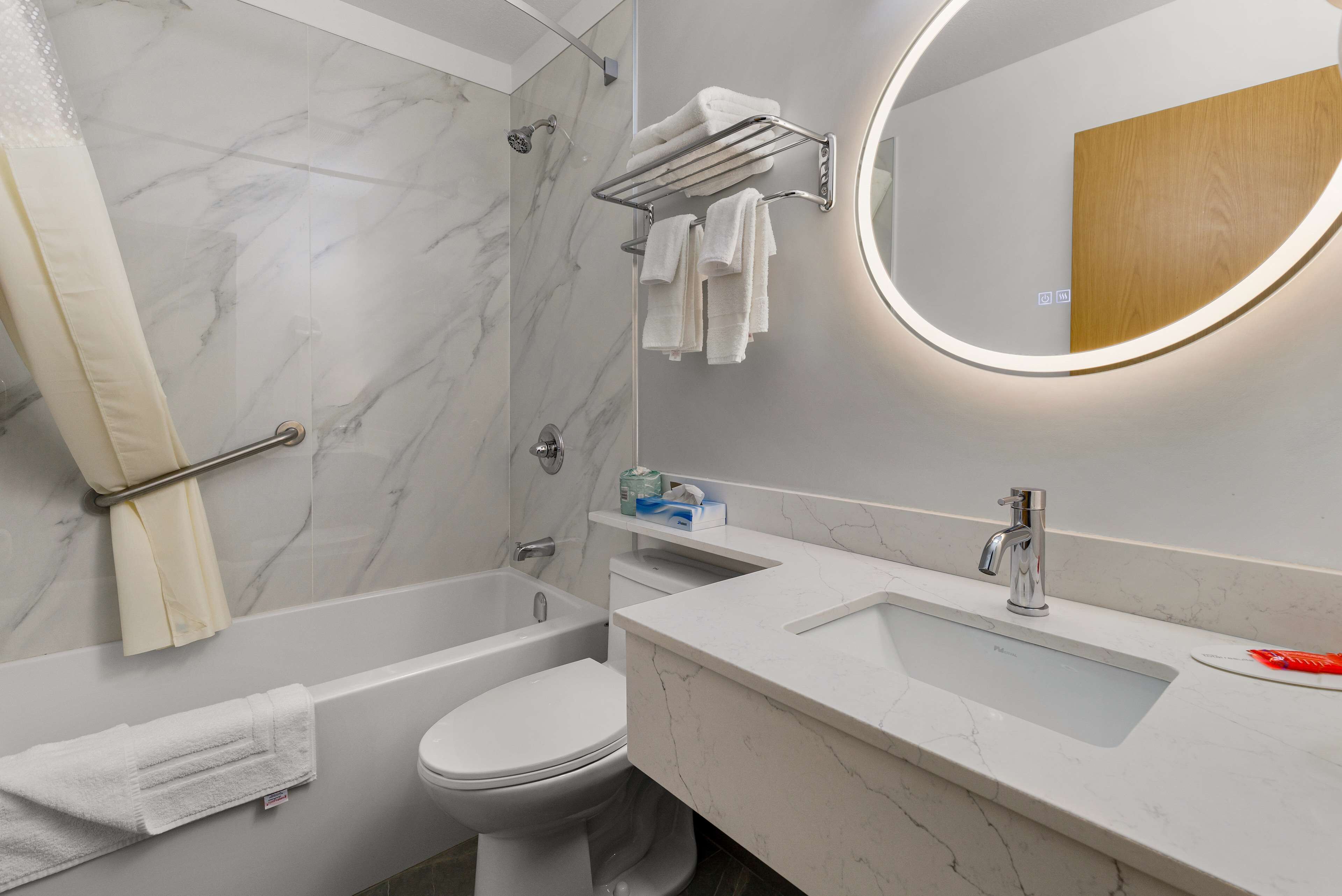 Combined shower/bathtub, free toiletries, hair dryer, towels
