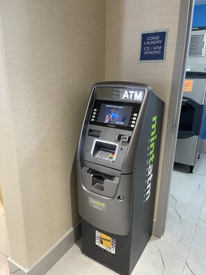 Cajero automático en las instalaciones