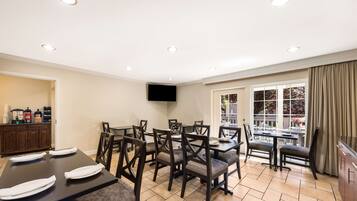 Free daily continental breakfast