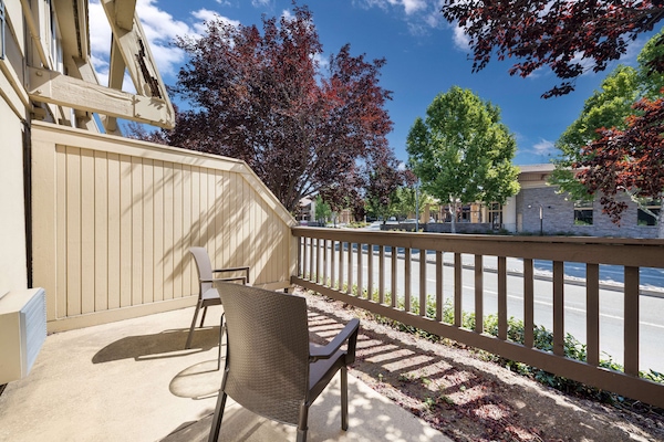 Habitación estándar, 1 cama King size, para no fumadores, patio (Not Pet Friendly) | Caja de seguridad en la habitación y escritorio