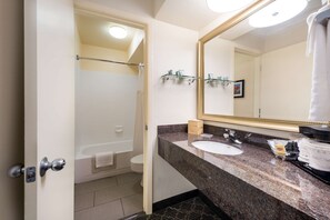 Combined shower/bathtub, free toiletries, hair dryer, towels - Best Western Danville Sycamore Inn (Danville)