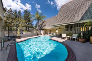 Seasonal outdoor pool - Best Western Danville Sycamore Inn (Danville)