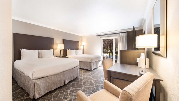 Phòng Tiêu chuẩn, 2 giường cỡ queen, không hút thuốc, sân hiên (Not Pet Friendly) | Két bảo mật tại phòng, bàn, khu vực làm việc phù hợp cho laptop